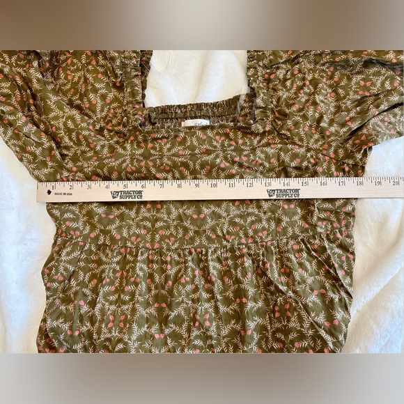 Universal Thread green Floral Balloon
Sleeve Shift Dress Size Medium - Picture 12 of 13